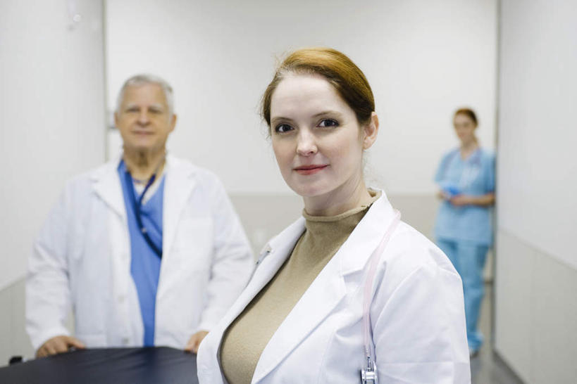 西方人,手,三个人,同事,医生,医院,站,笑,微笑,横图,室内,白天,正面,成功,合作,团队,集体,信心,欧洲,欧洲人,墙,走廊,注视,队伍,墙壁,墙面,听诊器,观察,看,靠,靠着,倚靠,站着,医护人员,医疗人员,搭,观看,察看,医疗设备,领导,倚着,白大褂,成就,搭着,关注,急救床,合伙,领袖,医疗机构,老年男性,男人,男性,年轻女性,女人,女性,白种人,大夫,站立,半身,彩图,病院,诊所