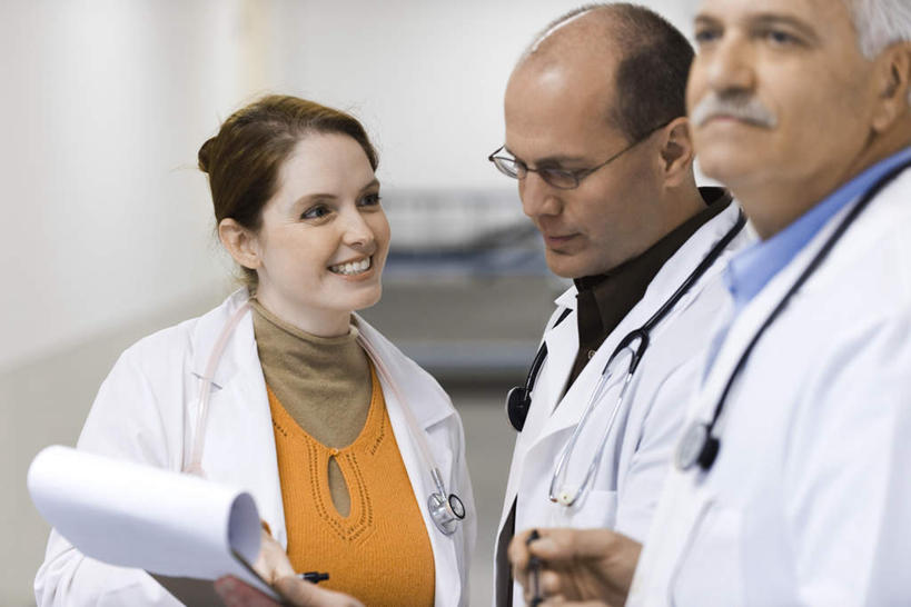 西方人,三个人,同事,医生,医院,站,笑,微笑,露齿笑,横图,室内,白天,正面,成功,合作,团队,集体,信心,欧洲,欧洲人,握,材料,档案,文件,墙,走廊,拿,拿着,注视,队伍,墙壁,墙面,手推车,听诊器,资料,观察,看,站着,医护人员,医疗人员,握着,观看,察看,领导,白大褂,成就,关注,文档,急救床,合伙,领袖,医疗机构,男人,男性,年轻女性,女人,女性,中年男性,白种人,大夫,站立,半身,彩图,病院,诊所