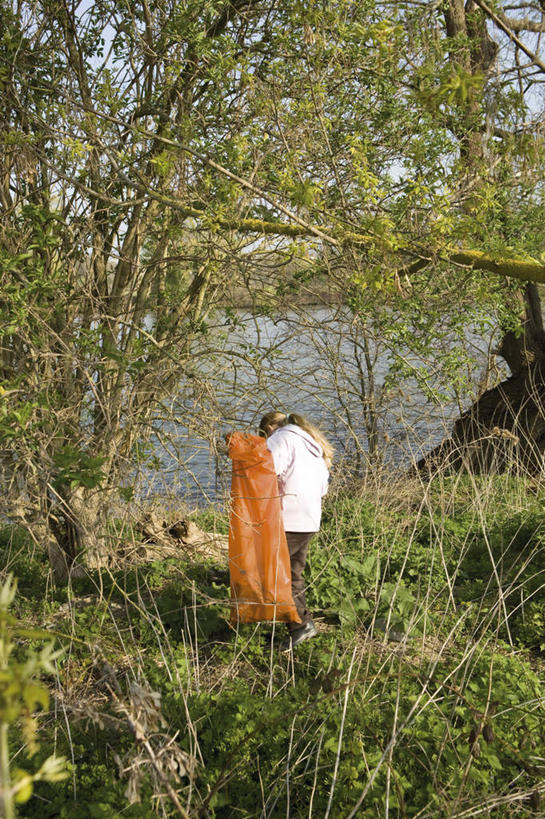 一个人,站,竖图,室外,白天,河流,水,植物,仅一个年轻女性,仅一个女性,仅一个人,握,环保,河水,水流,垃圾,拿,拎,拿着,树,树木,背面,蓝色,绿色,蓝天,天空,自然,天,站着,握着,肮脏,生长,晴朗,成长,垃圾袋,环境,回收,资源,脏,找,利用,低碳,循环,万里无云,年轻女性,女人,女性,晴空,晴空万里,站立,彩图,全身,拎着