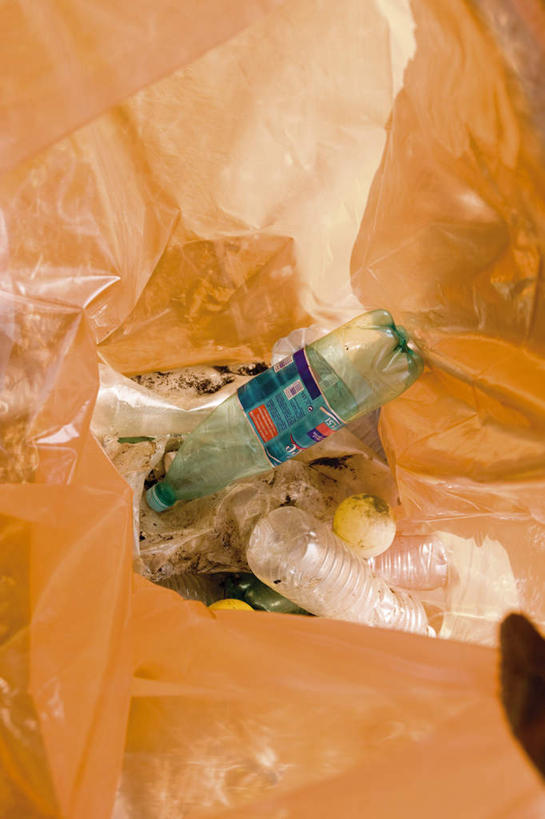 无人,竖图,俯视,室外,白天,一堆,堆叠,堆积,环保,垃圾,瓶子,塑料制品,矿泉水瓶,塑料瓶,肮脏,堆,环境,回收,资源,脏,利用,低碳,循环,彩图,高角度拍摄