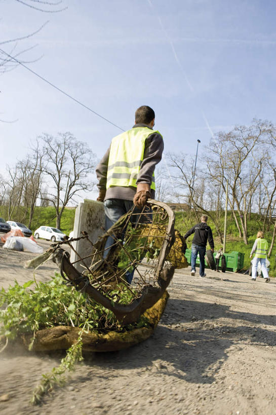 西方人,三个人,同事,走,拉,竖图,室外,白天,仰视,成功,合作,团队,集体,信心,树林,植物,汽车,欧洲,欧洲人,阴影,环保,光线,电缆,影子,垃圾,队伍,车,树,树木,蓝色,绿色,蓝天,天空,阳光,自然,交通工具,轿车,天,拖,肮脏,生长,晴朗,成长,环境,回收,资源,脏,领导,成就,合伙,领袖,利用,低碳,循环,万里无云,男人,男性,年轻男性,年轻女性,女人,女性,白种人,晴空,晴空万里,步行,散步,走路,彩图,低角度拍摄,全身
