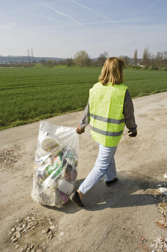 西方人,一个人,清洁工,走,竖图,俯视,室外,白天,草地,草坪,山,山脉,树林,植物,道路,路,欧洲,欧洲人,仅一个年轻女性,仅一个女性,仅一个人,握,环保,山峰,小路,垃圾,交通,山峦,拿,拎,拿着,草,树,树木,蓝色,绿色,蓝天,天空,自然,群山,天,拖,握着,肮脏,生长,晴朗,成长,环境,回收,资源,脏,清洁员,保洁员,利用,低碳,循环,万里无云,清洁人员,年轻女性,女人,女性,白种人,清洁工人,晴空,晴空万里,步行,散步,走路,彩图,高角度拍摄,全身,拎着