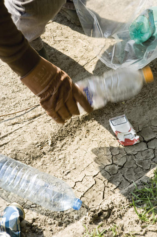 西方人,手,一个人,竖图,俯视,室外,白天,草地,植物,道路,路,欧洲,欧洲人,仅一个男性,仅一个人,仅一个中年男性,握,阴影,环保,光线,影子,小路,垃圾,交通,拿,拿着,草,绿色,阳光,手部,握着,肮脏,环境,回收,资源,脏,捡,利用,低碳,循环,男人,男性,中年男性,白种人,半身,彩图,高角度拍摄