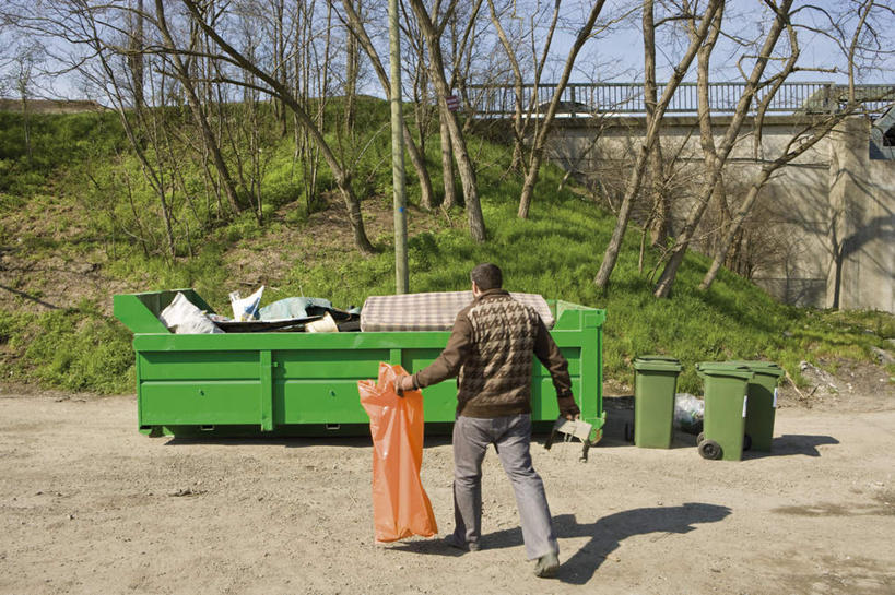 一个人,走,横图,室外,白天,草地,草坪,树林,植物,道路,路,仅一个男性,仅一个人,仅一个中年男性,握,阴影,环保,光线,影子,小路,垃圾,垃圾桶,交通,拿,拎,拿着,草,树,树木,背面,黄色,蓝色,绿色,蓝天,天空,阳光,自然,天,握着,肮脏,生长,晴朗,成长,垃圾箱,垃圾袋,环境,回收,资源,脏,利用,低碳,循环,万里无云,男人,男性,中年男性,晴空,晴空万里,步行,散步,走路,彩图,全身,拎着
