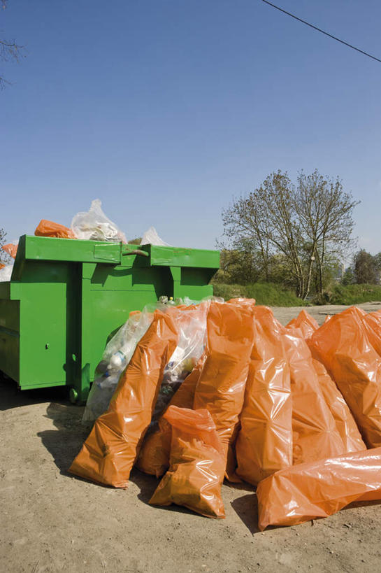 无人,竖图,室外,白天,仰视,树林,植物,道路,路,环保,小路,垃圾,交通,树,树木,黄色,蓝色,绿色,蓝天,天空,自然,天,肮脏,生长,晴朗,成长,垃圾箱,垃圾袋,环境,回收,资源,脏,利用,低碳,循环,万里无云,晴空,晴空万里,彩图,低角度拍摄