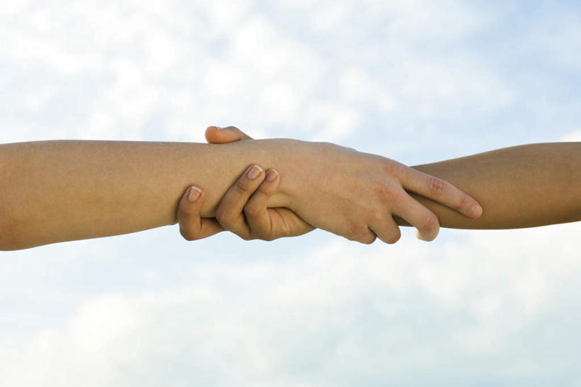 西方人,两个人,伙伴,朋友,握手,横图,室外,特写,白天,仰视,友谊,欧洲,欧洲人,云,云朵,云彩,蓝色,白云,蓝天,天空,天,晴朗,友情,年轻女性,女人,女性,白种人,晴空,搀手,拉手,手搀手,手拉手,手牵手,手握手,半身,彩图,低角度拍摄