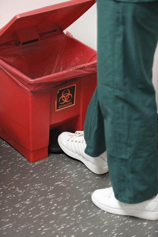 西方人,腿部,腿,一个人,医生,医院,站,竖图,俯视,室内,白天,欧洲,非洲,黑人,欧洲人,仅一个年轻女性,仅一个女性,仅一个人,垃圾桶,踩,一个,红色,踩着,站着,医护人员,医疗人员,单个,医疗机构,年轻女性,女人,女性,非洲人,大夫,站立,半身,彩图,高角度拍摄,病院,诊所