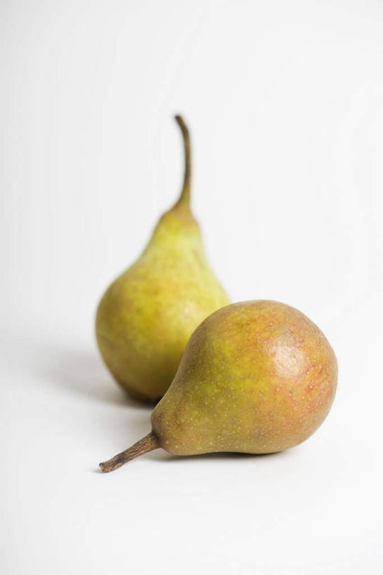 无人,竖图,室内,白天,白色背景,正面,水果,新鲜,生食,食品,果实,食物,两个,黄色,酪梨,鳄梨,摄影,有机食品,绿色食品,影棚,油梨,樟梨,牛油果,彩图,影棚拍摄,拍摄