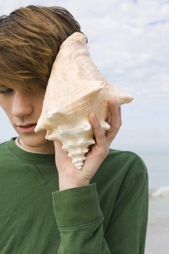 西方人,一个人,站,举,闭眼,竖图,室外,白天,仰视,欧洲,欧洲人,仅一个男性,仅一个人,握,云,云朵,海螺,拿,云彩,拿着,仅一个年轻男性,蓝色,白云,蓝天,天空,天,托,站着,享受,握着,晴朗,倾听,男人,男性,年轻男性,白种人,贝类外壳,海螺壳,软体动物外壳,晴空,闭眼睛,闭着眼,闭着眼睛,举着,向上举,向上伸,向上托,站立,半身,彩图,低角度拍摄