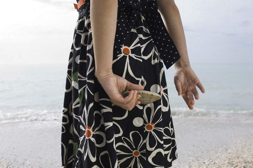 西方人,儿童,一个人,站,横图,室外,白天,仰视,海浪,海洋,沙滩,贝壳,欧洲,欧洲人,仅一个女性,仅一个人,握,沙子,海岸,浪花,沙地,拿,拿着,小孩,海水,站着,仅一个小孩,握着,海景,背手,女孩,女人,女性,白种人,孩子,贝类外壳,海螺壳,软体动物外壳,大海,风浪,海,海水的波动,海滩,近岸浪,涌浪,站立,半身,彩图,低角度拍摄,女生