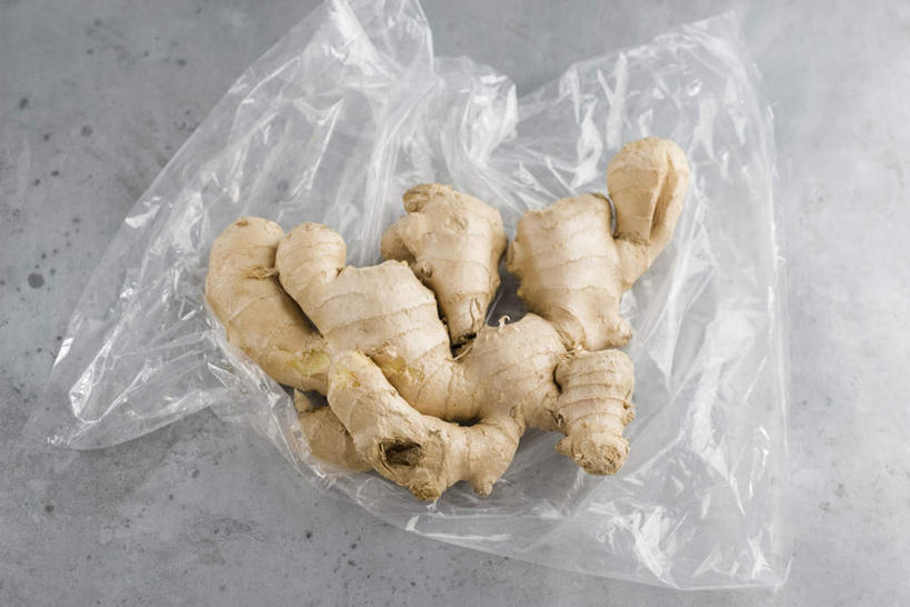 无人,横图,俯视,室内,特写,白天,姜,蔬菜,一堆,许多,堆叠,堆积,新鲜,包装纸,食品,食物,摄影,有机食品,绿色食品,影棚,堆,塑料纸,生姜,老姜,彩图,高角度拍摄,影棚拍摄,拍摄