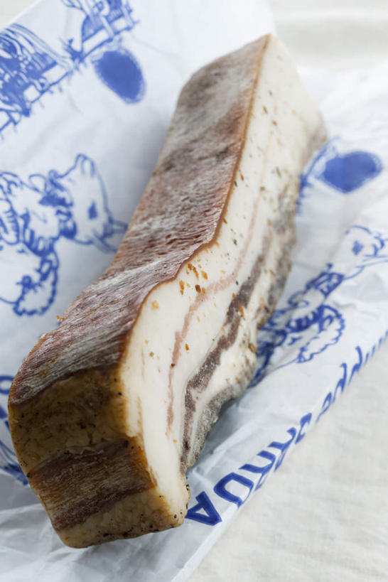 无人,竖图,俯视,室内,特写,白天,桌子,袋子,一条,花纹,装饰,纹路,纺织物,图案,纹理,肉,肉类,蓝色,毛巾,清洁,保暖,华丽,修饰,熏肉,点缀,肉食,透气,防水,肌理,衬托,美观,雅致,雅观,储水,耐磨,吸水,彩图,高角度拍摄