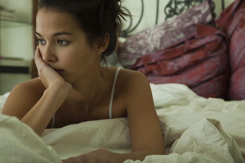 西方人,一个人,横图,室内,白天,正面,床,卧室,吊带,欧洲,欧洲人,仅一个年轻女性,仅一个女性,仅一个人,撑,双人床,床单,托腮,注视,吊带衫,被子,白色,枕头,看,趴着,托,观看,被单,关注,托下巴,年轻女性,女人,女性,白种人,趴,半身,彩图,睡房,卧房