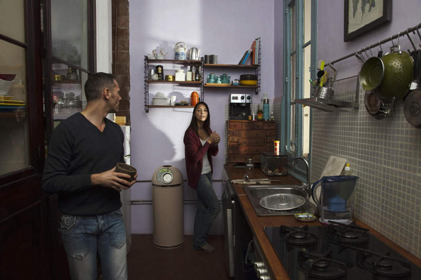 两个人,夫妻,站,举,笑,双手交叉,微笑,露齿笑,横图,室内,白天,正面,爱情,厨房,窗户,柜子,杯子,握,阴影,光线,瓷器,水龙头,影子,冰箱,墙,洗手池,灶台,调料,食用油,咖啡杯,垃圾桶,陶瓷制品,调味品,浪漫,拿,调味料,拿着,十指相扣,注视,锅,玻璃窗,墙壁,墙面,玻璃制品,水壶,阳光,玻璃瓶,瓶子,橱柜,碗,看,托,站着,转头,恩爱,握着,恋人,观看,关注,烧水壶,瓷杯,洗涤用品,男人,男性,年轻男性,年轻女性,女人,女性,情侣,举着,向上举,向上伸,向上托,站立,半身,彩图,灶间,伴侣