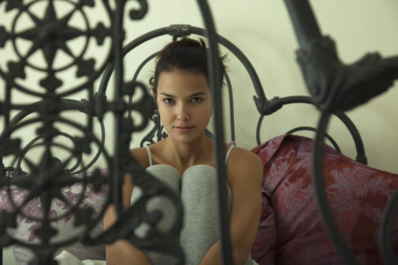 西方人,一个人,坐,横图,室内,白天,正面,床,卧室,欧洲,欧洲人,仅一个年轻女性,仅一个女性,仅一个人,蜷缩,墙,双人床,床单,注视,被子,墙壁,墙面,枕头,看,观看,被单,关注,年轻女性,女人,女性,白种人,坐着,半身,彩图,睡房,卧房