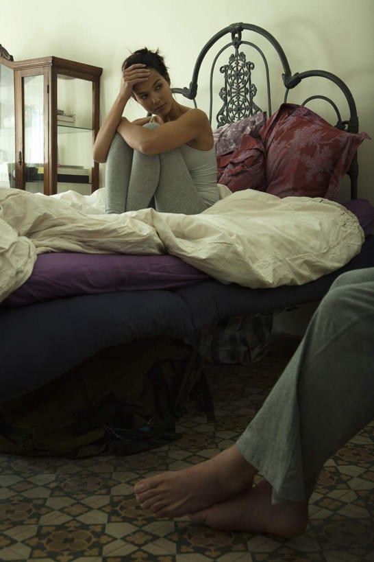 西方人,腿部,腿,两个人,夫妻,坐,举,摸,竖图,室内,白天,正面,爱情,床,柜子,卧室,欧洲,欧洲人,抚摸,蜷缩,材料,档案,文件,墙,双人床,床单,浪漫,注视,被子,墙壁,墙面,资料,枕头,看,托,恩爱,恋人,观看,被单,关注,文档,档案柜,男人,男性,年轻男性,年轻女性,女人,女性,白种人,情侣,触摸,接触,举着,向上举,向上伸,向上托,坐着,彩图,全身,睡房,卧房,伴侣