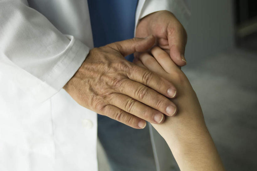 西方人,两个人,医生,病人,医院,握手,横图,俯视,室内,白天,欧洲,欧洲人,医护人员,医疗人员,白大褂,医疗机构,男人,男性,年轻男性,中年男性,白种人,大夫,患者,就医者,搀手,拉手,手搀手,手拉手,手牵手,手握手,半身,彩图,高角度拍摄,病院,诊所