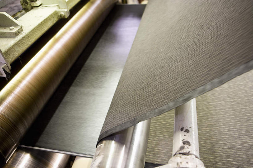 无人,工厂,横图,俯视,室内,特写,白天,机器,地毯,阴影,织布,装饰,编织,光线,布料,毯子,影子,织布机,手工艺品,织物,阳光,工艺品,华丽,修饰,点缀,纺织厂,衬托,美观,雅致,雅观,彩图,高角度拍摄,工地,制造厂