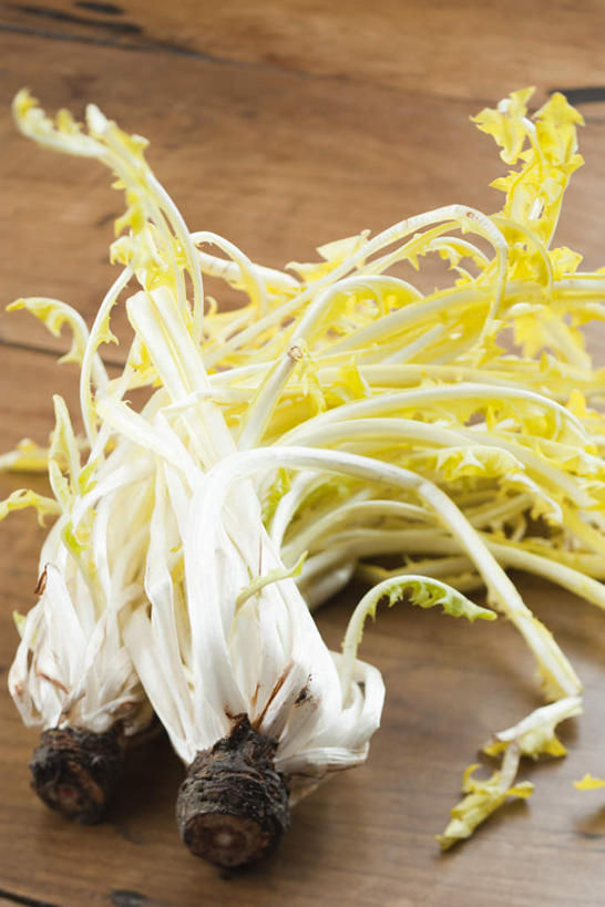 无人,竖图,俯视,室内,特写,白天,地板,蔬菜,一棵,新鲜,莴苣,莴笋,食品,地面,木地板,食物,有机食品,绿色食品,香笋,千金菜,彩图,高角度拍摄