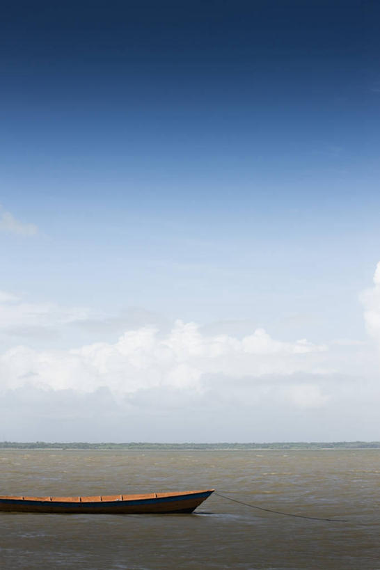 无人,竖图,室外,白天,正面,旅游,度假,海浪,海洋,美景,船,法国,欧洲,圭亚那,阴影,光线,影子,景观,浪花,水平线,云,云朵,辽阔,木船,海平线,云彩,娱乐,蓝色,白云,蓝天,天空,阳光,自然,海水,交通工具,天,享受,休闲,广阔,景色,放松,晴朗,一望无际,舟,自然风光,载具,海景,法兰西共和国,法兰西第五共和国,法属圭亚那,无边无际,一马平川,大海,风浪,海,海水的波动,近岸浪,涌浪,晴空,彩图,水天相接,水天一线