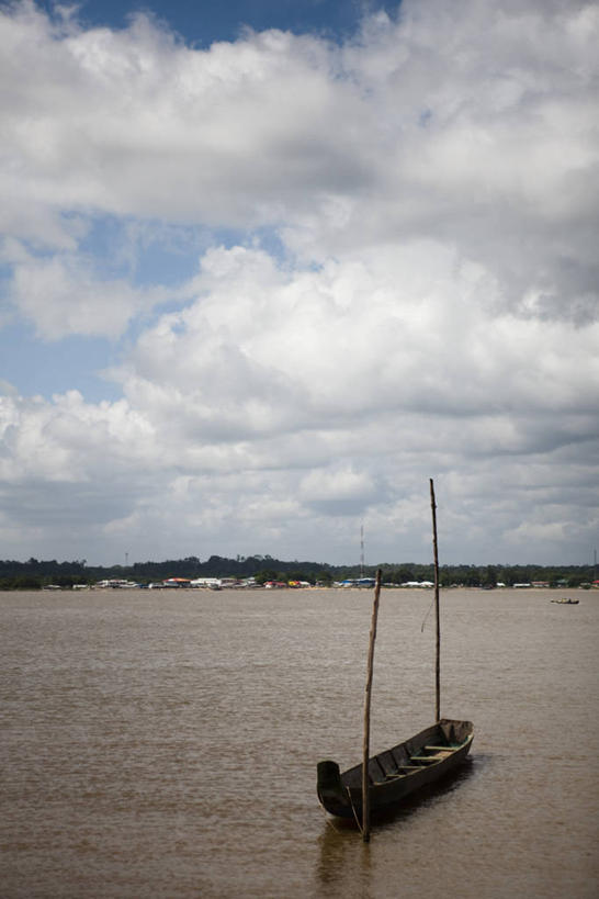 无人,竖图,室外,白天,正面,旅游,度假,河流,美景,水,船,亚马逊河,阴影,光线,影子,河水,景观,水流,云,云朵,木船,云彩,娱乐,蓝色,白云,倒影,蓝天,天空,阳光,自然,交通工具,天,享受,休闲,景色,南美,放松,晴朗,南美洲,倒映,舟,拉丁美洲,自然风光,载具,美洲,亚美利加洲,南亚美利加洲,亚马孙河,反照,晴空,彩图