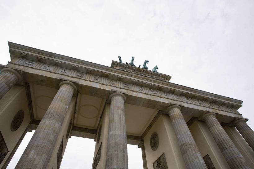 无人,横图,室外,白天,仰视,旅游,度假,标志建筑,地标,建筑,雕塑,德国,欧洲,一排,阴影,艺术,整齐,装饰,光线,雕刻,雕像,影子,柱子,首都,娱乐,建设,柏林,勃兰登堡门,排列,蓝色,蓝天,天空,阳光,工艺品,天,享受,休闲,旅游胜地,放松,晴朗,纪念,美术,西欧,队列,主题,陈列,万里无云,德意志联邦共和国,功能,美学,柏林州,晴空,晴空万里,彩图,低角度拍摄