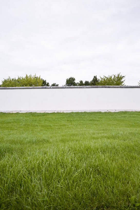 无人,竖图,室外,白天,正面,旅游,度假,草地,草坪,植物,标志建筑,地标,建筑,德国,欧洲,首都,娱乐,建设,柏林,柏林墙,草,树,树木,绿色,自然,享受,休闲,旅游胜地,放松,生长,成长,西欧,德意志联邦共和国,柏林州,反法西斯防卫墙,彩图