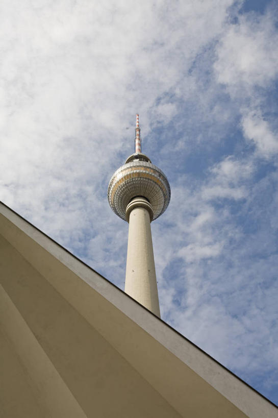 无人,竖图,室外,白天,仰视,旅游,度假,标志建筑,地标,建筑,德国,欧洲,阴影,光线,影子,墙,云,云朵,首都,云彩,娱乐,建设,柏林,墙壁,墙面,蓝色,白云,蓝天,天空,阳光,天,享受,休闲,旅游胜地,放松,晴朗,西欧,电视塔,德意志联邦共和国,柏林州,柏林电视塔,亚历山大广场,晴空,彩图,低角度拍摄,米特区