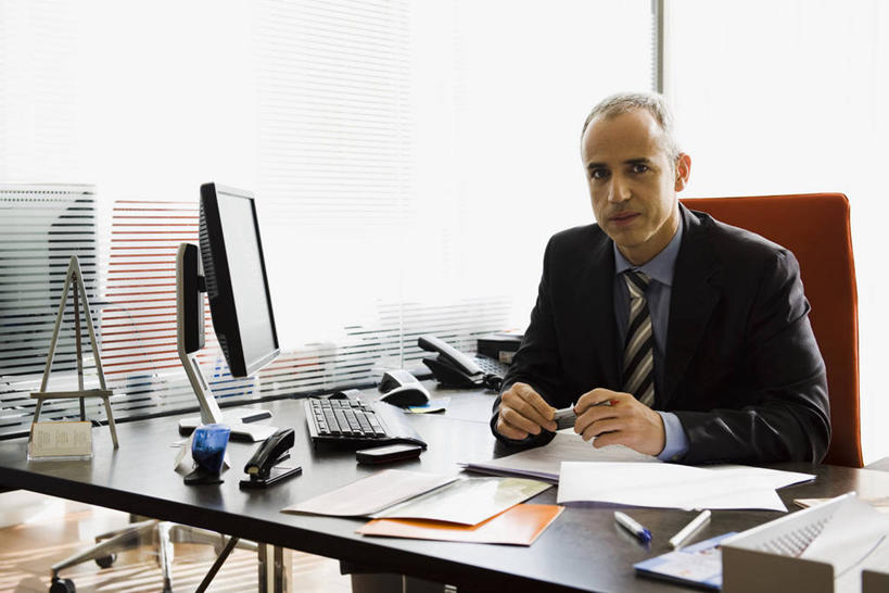 西方人,一个人,商务人士,商务男性,办公室,坐,横图,室内,白天,正面,衬衫,电脑,显示器,鼠标,键盘,家具,桌子,椅子,欧洲,欧洲人,仅一个男性,仅一个人,仅一个中年男性,连接,握,阴影,组合,套装,反射,网络,笔,材料,档案,文件,影子,纸,办公桌,办公用品,订书机,领带,拿,拿着,注视,输入设备,通讯设备,水笔,文具,会议椅,手稿,学习用品,资料,观察,看,台式电脑,握着,观看,链接,办公椅,文具用品,证明,察看,装订,象征,庄重,关注,拼接,杠杆,拼凑,文档,通信设备,商务装,身份,订书器,工薪阶层,输出设备,办公家具,拼合,凑集,聚合,撮合,链结,正式,地位,缝合,商务椅,培训椅,男人,男性,中年男性,白种人,白领,上班族,坐着,半身,彩图,衬衣