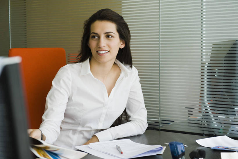 西方人,一个人,商务人士,商务女性,办公室,坐,笑,微笑,露齿笑,横图,室内,白天,正面,电脑,显示器,鼠标,键盘,窗户,家具,桌子,椅子,欧洲,欧洲人,仅一个年轻女性,仅一个女性,仅一个人,连接,阴影,组合,套装,反射,网络,笔,材料,档案,文件,影子,纸,百叶窗,办公桌,办公用品,订书机,注视,输入设备,通讯设备,水笔,文具,会议椅,手稿,学习用品,资料,观察,看,台式电脑,观看,链接,办公椅,文具用品,证明,察看,装订,关注,拼接,杠杆,拼凑,文档,通信设备,商务装,订书器,工薪阶层,输出设备,办公家具,拼合,凑集,聚合,撮合,链结,缝合,商务椅,培训椅,年轻女性,女人,女性,白种人,白领,上班族,坐着,半身,彩图