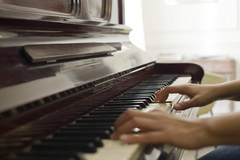 西方人,手,一个人,音乐家,坐,横图,室内,白天,侧面,键盘,欧洲,欧洲人,双手,仅一个女性,仅一个人,阴影,朦胧,模糊,反射,影子,钢琴,乐器,弹奏,仅一个中年女性,手部,一台,键盘乐器,女人,女性,中年女性,白种人,乐师,演奏家,音乐工作者,坐着,半身,彩图