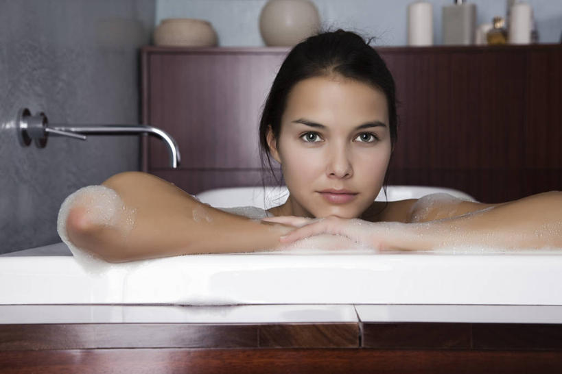 西方人,一个人,笑,微笑,露齿笑,横图,室内,白天,正面,洗澡,柜子,卫生间,浴室,欧洲,欧洲人,仅一个年轻女性,仅一个女性,仅一个人,水龙头,储物柜,注视,干净,裸露,开关,浴缸,打开,观察,看,趴着,清洁,享受,健康,放松,保健,观看,阀门,察看,卫生,开启,储存,关注,裸,卫浴设备,泡汤,水咀,储备,蕴藏,贮备,水管装置,年轻女性,女人,女性,白种人,淋浴房,趴,半身,彩图,沐浴,冲凉房,沐浴间,沐浴室,贮存