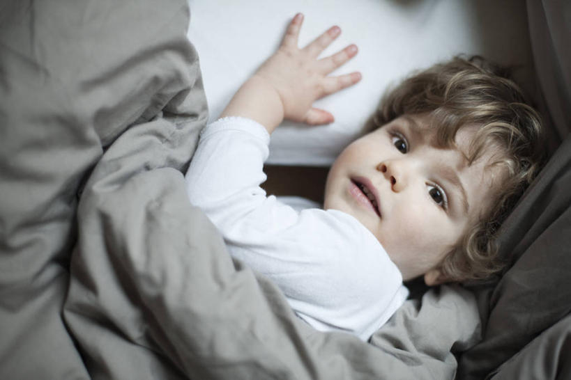 西方人,儿童,一个人,横图,俯视,室内,白天,纯洁,床,靠垫,卧室,欧洲,欧洲人,仅一个男性,仅一个人,阴影,服装,反射,影子,双人床,食品,糖,糖果,甜点,甜品,床单,靠枕,扭头,注视,休闲装,被子,食物,小孩,衣服,垫子,枕头,甜食,观察,看,转头,仅一个小孩,休闲,休闲服,可爱,童年,童趣,服饰,观看,察看,被单,关注,彩虹糖,童真,烂漫,无邪,天真,男孩,男人,男性,白种人,孩子,半身,彩图,高角度拍摄,睡房,卧房,男生