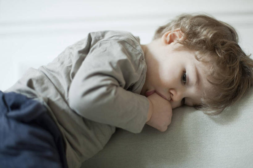 西方人,儿童,一个人,躺,横图,俯视,室内,白天,纯洁,欧洲,欧洲人,仅一个男性,仅一个人,阴影,服装,反射,影子,注视,休闲装,小孩,衣服,观察,看,仅一个小孩,休闲,休闲服,可爱,童年,童趣,服饰,观看,察看,关注,吮吸,童真,烂漫,无邪,卧着,天真,男孩,男人,男性,白种人,孩子,躺着,卧,半身,彩图,高角度拍摄,男生