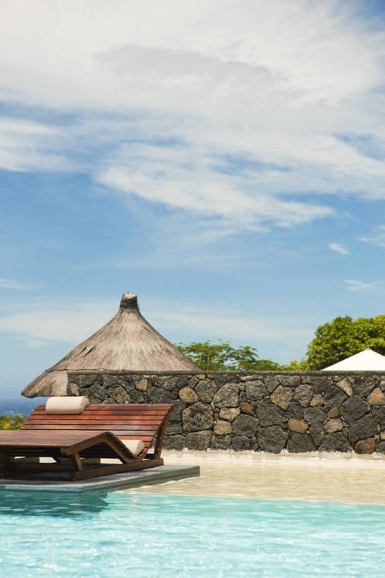 无人,体育馆,游泳池,竖图,室外,白天,正面,旅游,度假,美景,水,植物,法国,欧洲,阴影,光线,伞,影子,雨伞,遮阳伞,墙,景观,水池,水面,云,云朵,云彩,娱乐,阳伞,泳池,墙壁,墙面,树,树木,蓝色,绿色,白云,蓝天,天空,阳光,自然,天,享受,休闲,景色,放松,生长,晴朗,成长,游泳馆,太阳伞,自然风光,法兰西共和国,法兰西第五共和国,留尼汪,留尼汪岛,晴空,彩图