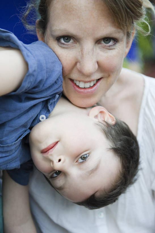 西方人,儿童,中年人,两个人,家庭,母亲,儿子,笑,微笑,露齿笑,竖图,室外,白天,正面,纯洁,欧洲,欧洲人,服装,依偎,注视,休闲装,小孩,衣服,蓝色,白色,观察,看,靠,靠着,倚靠,休闲,温暖,温馨,母子,一家人,休闲服,可爱,母爱,童年,童趣,服饰,观看,和睦,察看,倚着,关注,童真,烂漫,无邪,依附,依赖,投靠,天真,男孩,女人,女性,中年女性,白种人,孩子,半身,彩图,融洽,男生