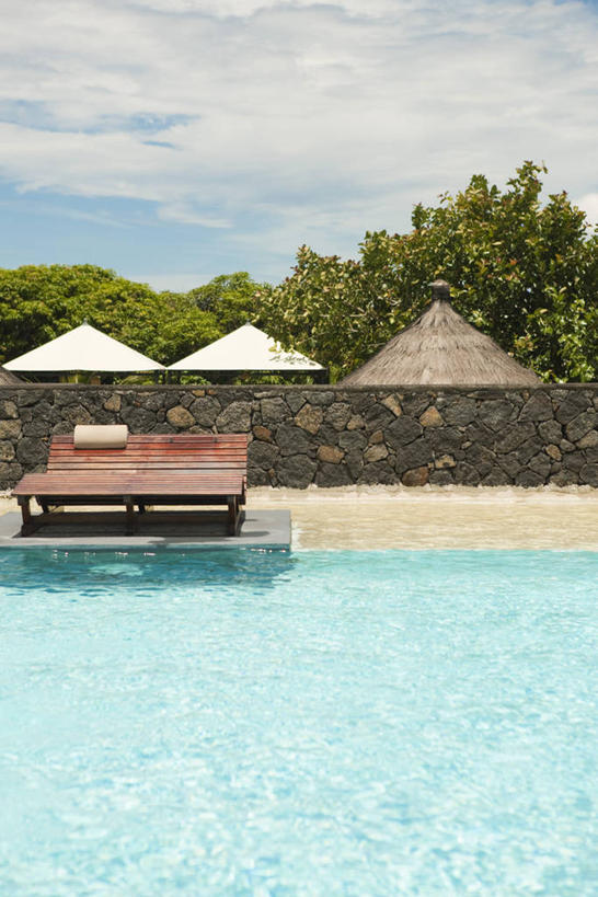 无人,游泳池,竖图,室外,白天,正面,旅游,度假,美景,树林,水,植物,靠垫,椅子,法国,欧洲,阴影,光线,伞,影子,雨伞,遮阳伞,躺椅,景观,水池,水面,云,云朵,靠枕,云彩,娱乐,阳伞,泳池,树,树木,蓝色,绿色,白云,蓝天,天空,阳光,自然,垫子,枕头,天,享受,休闲,景色,放松,生长,晴朗,成长,沙滩椅,太阳伞,自然风光,法兰西共和国,法兰西第五共和国,留尼汪,留尼汪岛,晴空,彩图