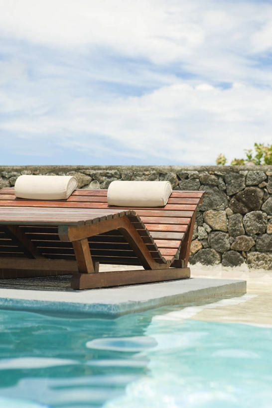 无人,游泳池,竖图,室外,白天,正面,旅游,度假,美景,水,植物,靠垫,椅子,法国,欧洲,阴影,光线,影子,躺椅,景观,水池,水面,云,云朵,靠枕,云彩,娱乐,泳池,树,树木,蓝色,绿色,白云,蓝天,天空,阳光,自然,垫子,枕头,天,享受,休闲,景色,放松,生长,晴朗,成长,沙滩椅,自然风光,法兰西共和国,法兰西第五共和国,留尼汪,留尼汪岛,晴空,彩图