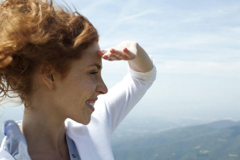 西方人,一个人,站,笑,微笑,露齿笑,横图,室外,白天,侧面,山,山脉,欧洲,欧洲人,仅一个年轻女性,仅一个女性,仅一个人,阴影,服装,光线,影子,山峰,云,云朵,山峦,云彩,注视,休闲装,衣服,蓝色,白云,蓝天,天空,阳光,群山,天,观察,看,站着,休闲,休闲服,遮,遮掩,服饰,晴朗,观看,察看,掩盖,遮挡,关注,遮盖,掩饰,年轻女性,女人,女性,白种人,晴空,站立,半身,彩图