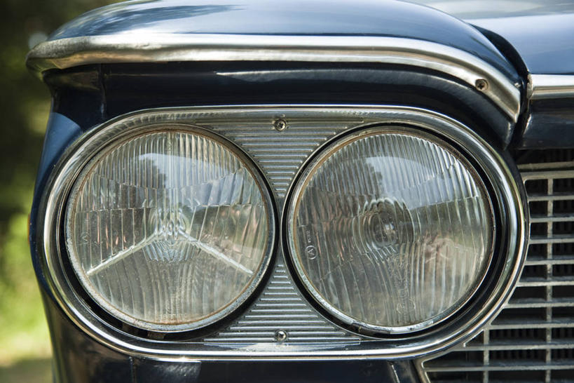 无人,横图,室外,特写,白天,正面,汽车,照明,一辆,阴影,朦胧,模糊,光线,影子,车,灯,阳光,灯具,交通工具,轿车,照亮,照明设备,载具,前照灯,前大灯,车前灯,彩图