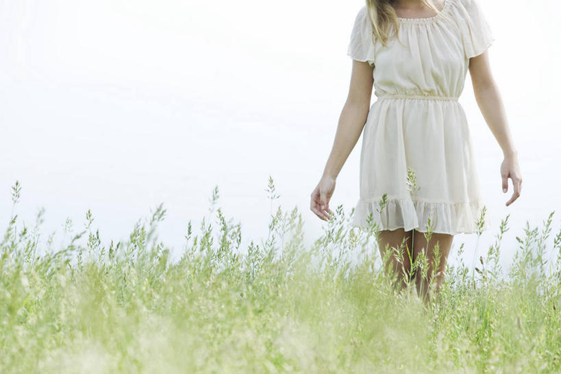 西方人,一个人,站,横图,室外,白天,正面,裙子,草地,草原,草坪,植物,欧洲,欧洲人,仅一个年轻女性,仅一个女性,仅一个人,连衣裙,枯萎,朦胧,模糊,荒野,旷野,热带,草,白色,站着,死亡,原野,荒原,枯败,年轻女性,女人,女性,白种人,站立,半身,彩图