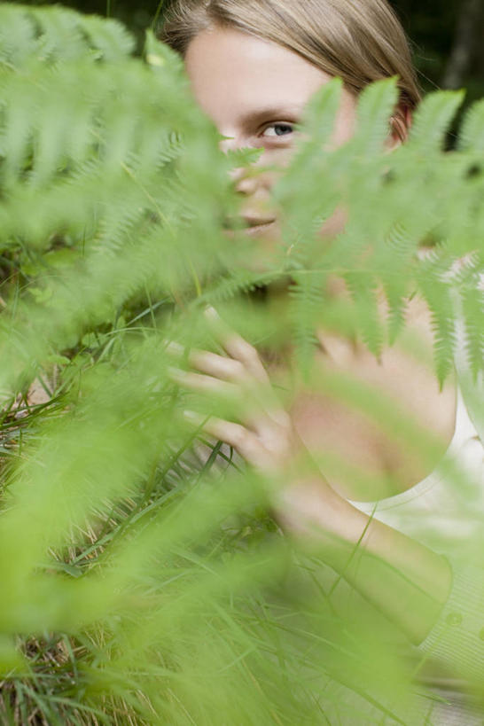 西方人,一个人,站,竖图,室外,白天,正面,植物,叶子,欧洲,欧洲人,仅一个年轻女性,仅一个女性,仅一个人,服装,朦胧,模糊,绿叶,休闲装,衣服,绿色,自然,站着,休闲,休闲服,嫩叶,遮,遮掩,服饰,生长,成长,蕨类,掩盖,遮挡,蕨类植物,遮盖,蹄盖蕨,掩饰,年轻女性,女人,女性,白种人,叶,叶片,站立,半身,彩图