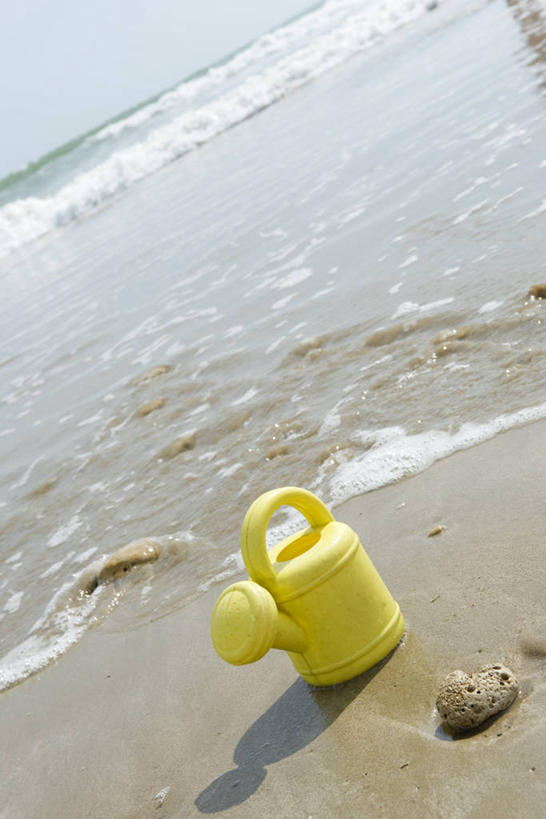 无人,竖图,室外,白天,正面,海浪,海洋,沙滩,法国,欧洲,朦胧,模糊,壶,沙子,塑料,海岸,浪花,水平线,辽阔,海平线,沙地,洒水壶,水壶,一个,黄色,蓝色,蓝天,天空,海水,塑料制品,天,广阔,晴朗,单个,一望无际,海景,万里无云,法兰西共和国,法兰西第五共和国,浇水壶,无边无际,一马平川,普瓦图.夏朗德,普瓦图.夏朗德大区,夏朗德省,大海,风浪,海,海水的波动,海滩,近岸浪,涌浪,晴空,晴空万里,彩图,水天相接,水天一线