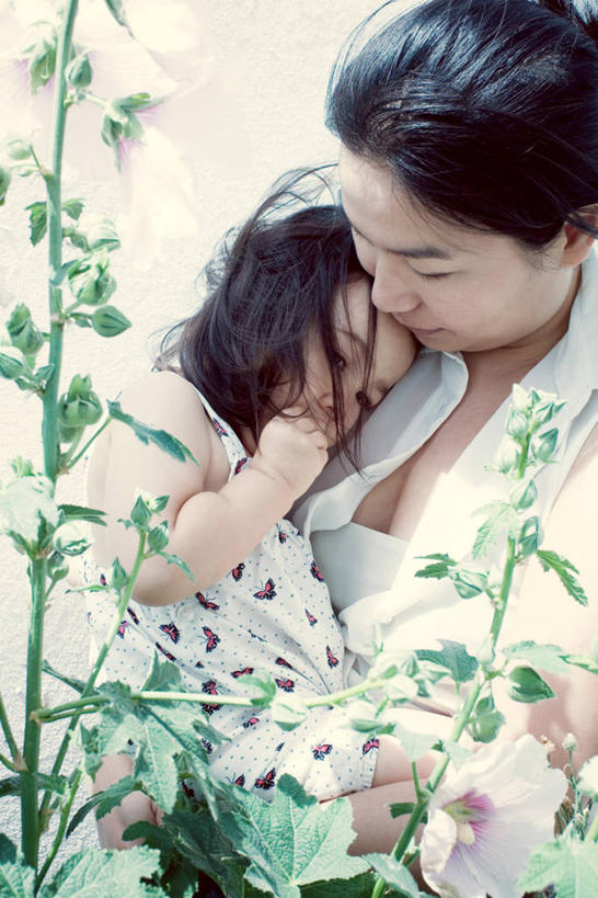 西方人,儿童,中年人,两个人,家庭,母亲,女儿,站,抱,竖图,室外,白天,侧面,纯洁,花海,花圃,植物,叶子,欧洲,欧洲人,服装,朦胧,模糊,盛开,花蕾,注视,休闲装,花,花瓣,花朵,花卉,鲜花,小孩,衣服,绿色,花丛,花束,花田,花苞,花蕊,低头,观察,看,站着,休闲,温暖,温馨,母女,一家人,休闲服,可爱,母爱,童年,童趣,服饰,抱着,观看,和睦,察看,搂着,关注,童真,烂漫,无邪,垂头,天真,女孩,女人,女性,中年女性,白种人,孩子,怀抱,搂,搂抱,相抱,拥抱,站立,半身,彩图,融洽,女生