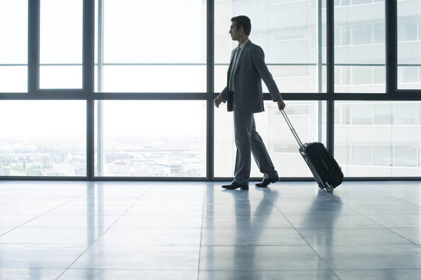 西方人,一个人,商务人士,商务男性,走,横图,室内,白天,侧面,衬衫,窗户,欧洲,欧洲人,仅一个男性,仅一个人,仅一个中年男性,握,阴影,套装,反射,瓷砖,地砖,影子,地面,拿,拿着,注视,玻璃窗,容器,箱子,观察,看,握着,观看,储藏,察看,药箱,储存,关注,商务装,工薪阶层,男人,男性,中年男性,白种人,白领,上班族,步行,散步,走路,彩图,全身,衬衣,贮存