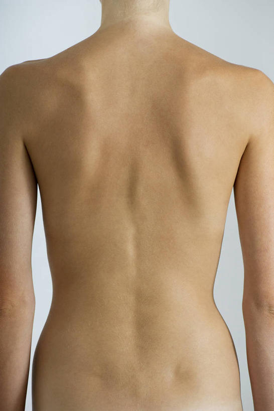 西方人,一个人,竖图,室内,特写,白天,白色背景,欧洲,欧洲人,仅一个年轻女性,仅一个女性,仅一个人,裸露,肩膀,背面,摄影,影棚,赤裸,后背,裸,年轻女性,女人,女性,白种人,半身,彩图,影棚拍摄,拍摄