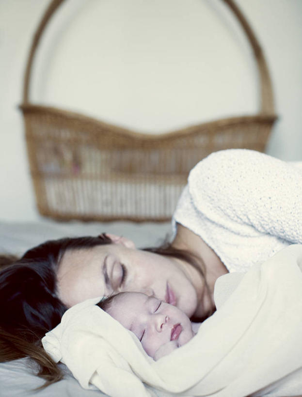 西方人,婴儿,儿童,中年人,两个人,家庭,母亲,躺,闭眼,睡,竖图,室内,白天,正面,婴儿服装,纯洁,安全,床,卧室,欧洲,欧洲人,阴影,服装,朦胧,模糊,反射,篮子,影子,墙,休闲装,墙壁,墙面,小孩,衣服,休闲,舒服,温暖,温馨,一家人,休闲服,可爱,母爱,童年,童趣,服饰,单人床,活泼,婴儿用品,婴儿床,保护,和睦,便利,舒适,存放,载具,宝宝,童真,纯真,烂漫,无邪,快捷,方便,母婴,寄存,寄放,暂存,卧着,伶俐,天真,女人,女性,中年女性,白种人,孩子,闭眼睛,闭着眼,闭着眼睛,困,寝息,睡觉,躺着,卧,半身,彩图,婴儿服,睡房,卧房,草编婴儿篮,婴儿篮,融洽