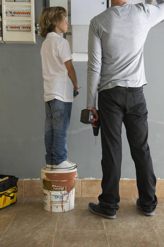 西方人,儿童,中年人,两个人,家庭,父亲,儿子,站,举,竖图,室内,白天,纯洁,装修,欧洲,欧洲人,阴影,服装,反射,桶,影子,塑料,墙,休闲装,装潢,墙壁,墙面,小孩,背面,衣服,粉刷,容器,刷子,塑料制品,托,站着,休闲,温暖,温馨,父子,一家人,休闲服,父爱,可爱,童年,童趣,服饰,储藏,油漆,塑料桶,涂料,和睦,储存,童真,烂漫,无邪,天真,男孩,男人,男性,中年男性,白种人,孩子,举起,举手,举着,向上举,向上伸,向上托,站立,半身,彩图,融洽,贮存,男生