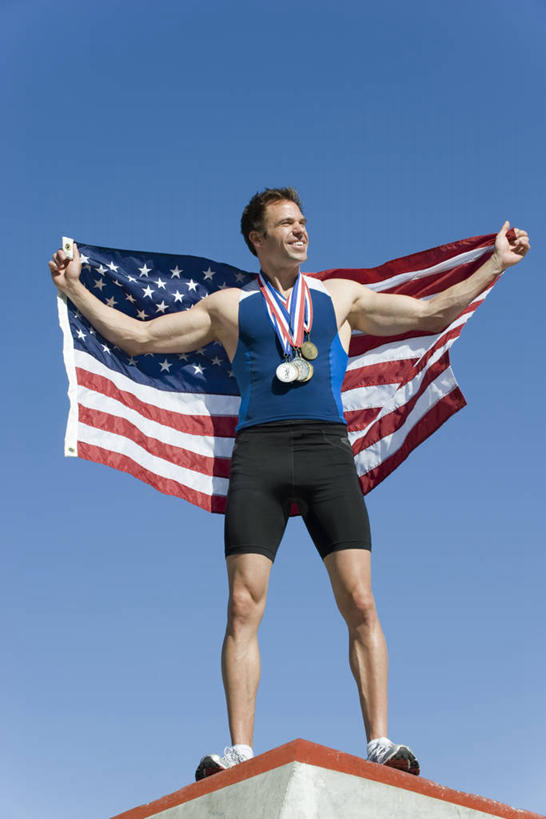 西方人,一个人,运动员,站,举,伸展双臂,竖图,室外,白天,仰视,运动服,成功,胜利,旗帜,国旗,欧洲,欧洲人,仅一个男性,仅一个人,仅一个中年男性,握,阴影,服装,光线,影子,注视,星条旗,衣服,蓝色,蓝天,天空,阳光,天,观察,看,托,站着,光彩,握着,美国国旗,服饰,晴朗,观看,察看,颁奖台,衣着,穿着,关注,奖牌,金牌,荣誉,奖品,万里无云,荣耀,衣饰,光荣,男人,男性,中年男性,白种人,旗,晴空,晴空万里,体育运动员,运动选手,敞开双臂,举起,举手,举着,伸开双臂,向上举,向上伸,向上托,展开双肩,站立,张开手臂,张开双臂,彩图,低角度拍摄,全身,美利坚合众国国旗,运动装