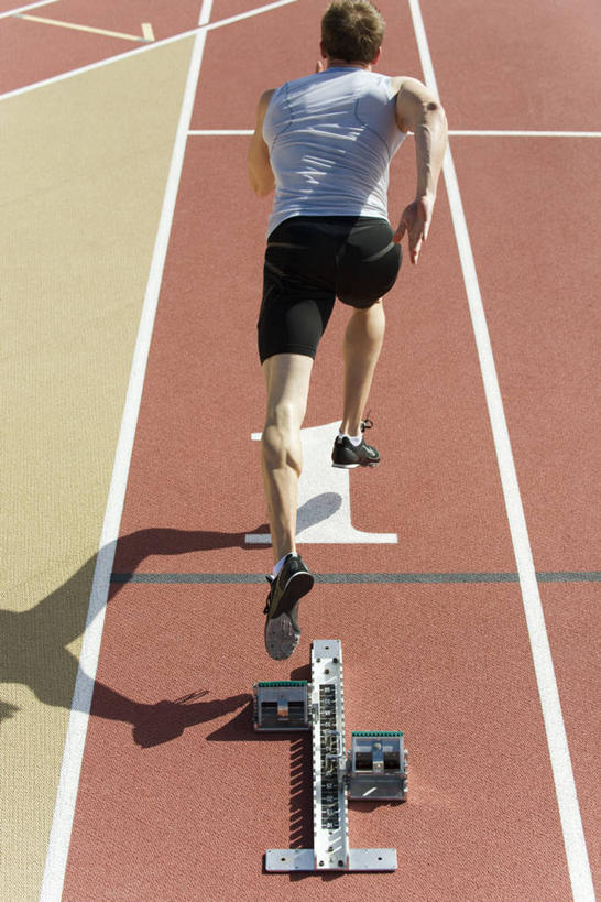 西方人,一个人,运动员,体育馆,运动场,跑,竖图,俯视,室外,白天,运动服,锻炼,运动,欧洲,欧洲人,仅一个男性,仅一个人,仅一个中年男性,阴影,服装,光线,厨房用具,影子,跑道,体育场,衣服,阳光,服饰,田径场,衣着,穿着,塑胶跑道,运动馆,衣饰,厨房工具,刮泡器,滤冰格,滤格器,起泡器,体育,男人,男性,中年男性,白种人,体育运动员,运动选手,跑步,彩图,高角度拍摄,全身,健身,全天候田径运动跑道,运动装